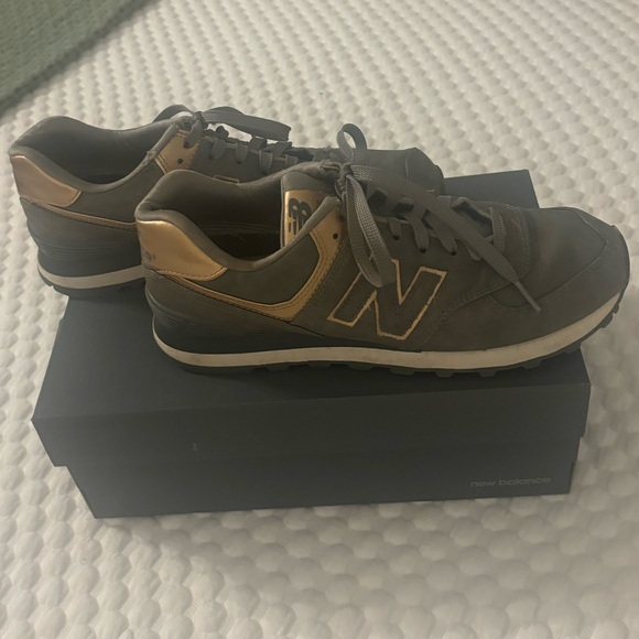 👟🩶NEW BALANCE🩶👟Pink & Gold Tennis Shoes - Picture 1 of 10